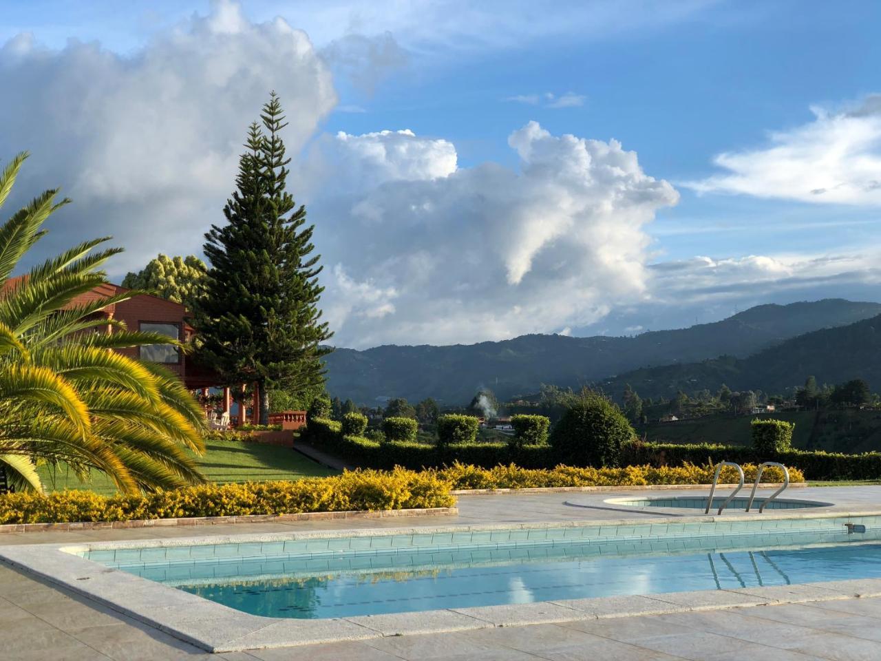 El Penol  Finca Casa Lomaゲストハウス エクステリア 写真